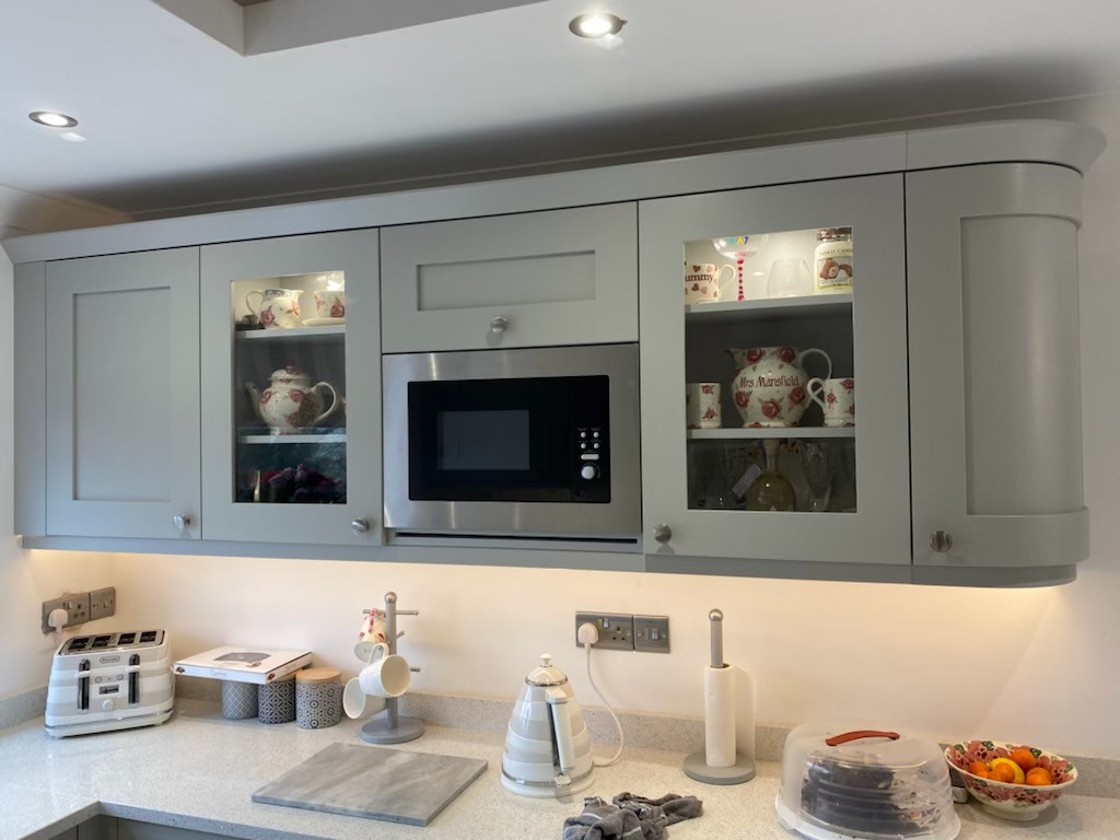ibuild_wales's tweet photo. Kitchen Envy! 😍 We supplied this beautiful Shaker kitchen painted in light grey, Bosch ovens, Ceramic sink &amp; tap. Bespoke housing for the washing machine &amp; tumble drier. Silestone Stellar blanco worktops &amp; ceiling decor. Fitted by the customer. https://t.co/ScPezL1XA1