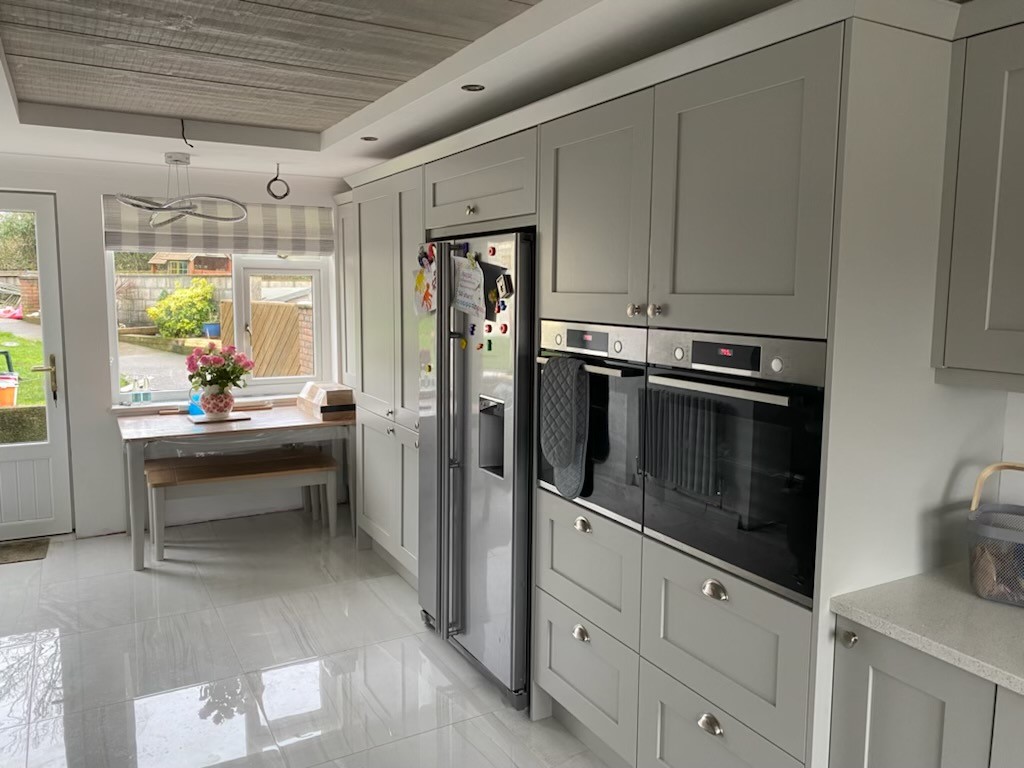 ibuild_wales's tweet photo. Kitchen Envy! 😍 We supplied this beautiful Shaker kitchen painted in light grey, Bosch ovens, Ceramic sink &amp; tap. Bespoke housing for the washing machine &amp; tumble drier. Silestone Stellar blanco worktops &amp; ceiling decor. Fitted by the customer. https://t.co/ScPezL1XA1