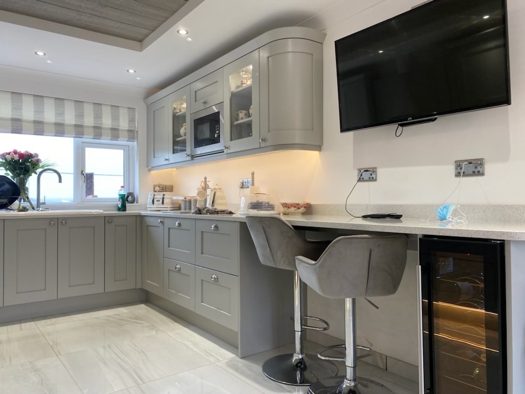 ibuild_wales's tweet photo. Kitchen Envy! 😍 We supplied this beautiful Shaker kitchen painted in light grey, Bosch ovens, Ceramic sink &amp; tap. Bespoke housing for the washing machine &amp; tumble drier. Silestone Stellar blanco worktops &amp; ceiling decor. Fitted by the customer. https://t.co/ScPezL1XA1