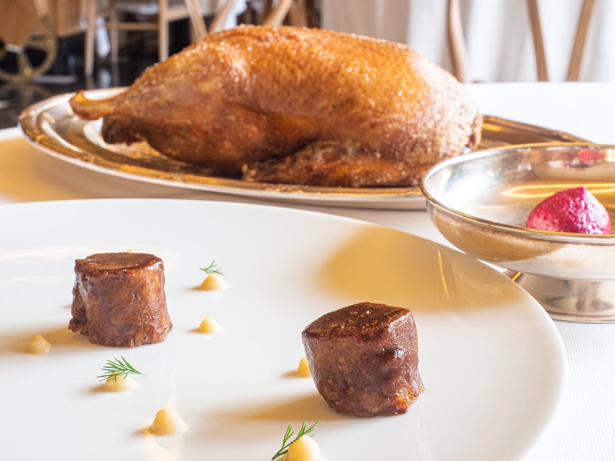 abarra_res's tweet photo. En nuestra carta tenemos un delicioso Pato canetón, que trinchamos en sala con @caspisito #servimosfelicidad
Reservas: 34 91 021 00 61
https://t.co/s8klV3nxKZ.
#estrellasmichelin #michelinstar #abarra #restaurantesmadrid #pato #sala #productosdecalidad #foodlover https://t.co/bXhR2mRdMI