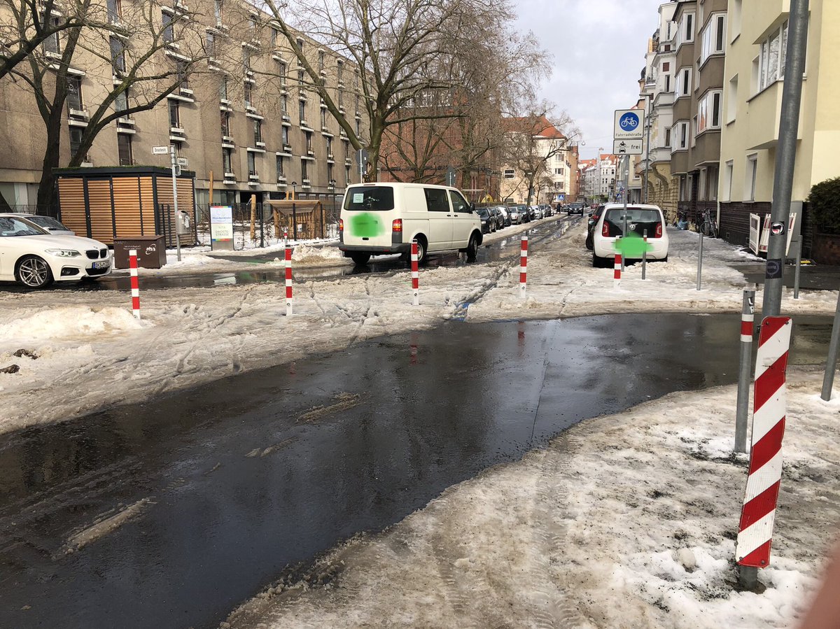 SwantjeMichael1's tweet image. Der #Modalfilter in der #Fahrradstraße Edenstraße ist super - jetzt müsste nur noch geräumt werden! #Winterdienst #Verkehrswende #Hannover