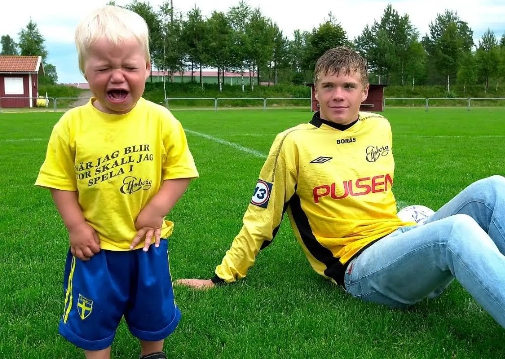 AngelicaHolmen's tweet photo. Wow så häftigt, för 18 år sedan såg det ut så här😅Idag startar dom tillsammans på Elfsborgs mittfält👊 @holmen_kevin @S_Holmen84 https://t.co/ZTtiCv2YGS