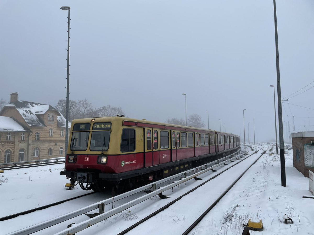 joandre91385850's tweet photo. Wer schleicht durch #Frost und #Nebel ne #Br485 der @SBahnBerlin 😜
______
#sbahn #sbahnberlin #grünau #s_grünau #schnee #kalt #berlin #vbb #werk_grünau #baureihe485 #coladose https://t.co/2o643t5ZJV
