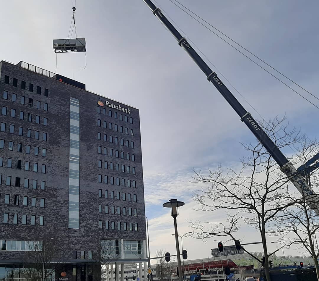Zondag jl Rabobank Almere, oude ketel wordt vervangen door nieuwe warmtepomp: 8000 kg vakkundig gehesen naar dak 11e verdieping door <a href="/schotgroep/">schot groep</a> verticaal transport en geïnstalleerd door <a href="/PrangerRosier/">Pranger-Rosier Inst.</a> weer een geslaagd project vanaf de tekentafel naar grote hoogte..