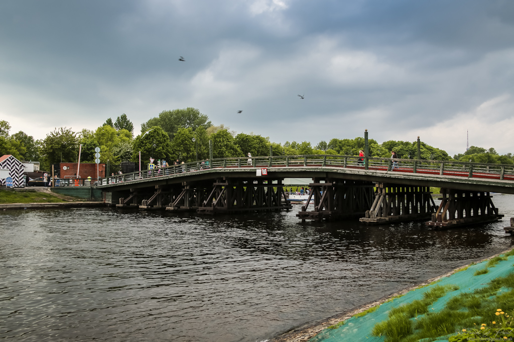We left over an old wooden bridge, and somewhere for an evening meal. The cheesecake there is one of the best I've ever had.