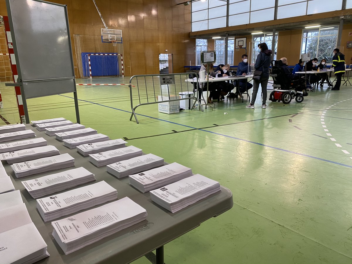 AjBanyoles's tweet photo. 🗳️La jornada electoral de diumenge a #Banyoles va ser possible per l'esforç de moltes persones que van treballar per organitzar un operatiu amb totes les garanties.

Un agraïment als treballadors i treballadores municipals, als membres de meses electorals i a la ciutadania. 👏👏 https://t.co/7E6RUvwF5Y