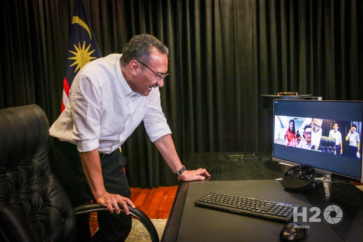 H2O_Images's tweet photo. Dato Seri Hishammuddin Tun Hussein having a light hearted moment with journalists members from The Star bia virtual on 16 February 2021.

📸 @ZaabaZek / Muhd Zaaba Zakeria

@staronline https://t.co/5MtRHsXtgH