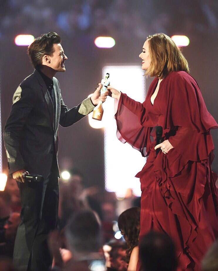 tomlinsun_28's tweet photo. thinking about louis tomlinson presenting adele her award https://t.co/earXft57Oz
