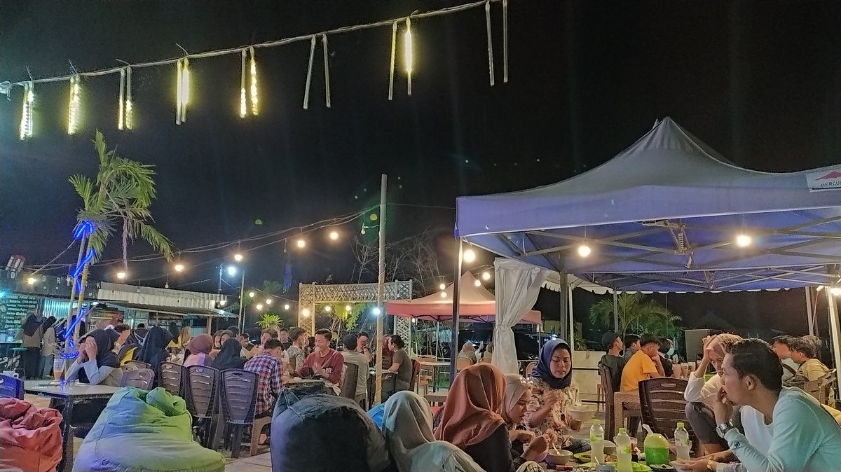 MuhammadAkmal_'s tweet image. Tolong beri aku nasehat agar malam tak menjadi kutukan sepeninggal senja, meneguk pahit di bawah lampion yang kian redup bersemayam lara dan tangismu aku tersenyum sembari mengucapkan selamat malam...