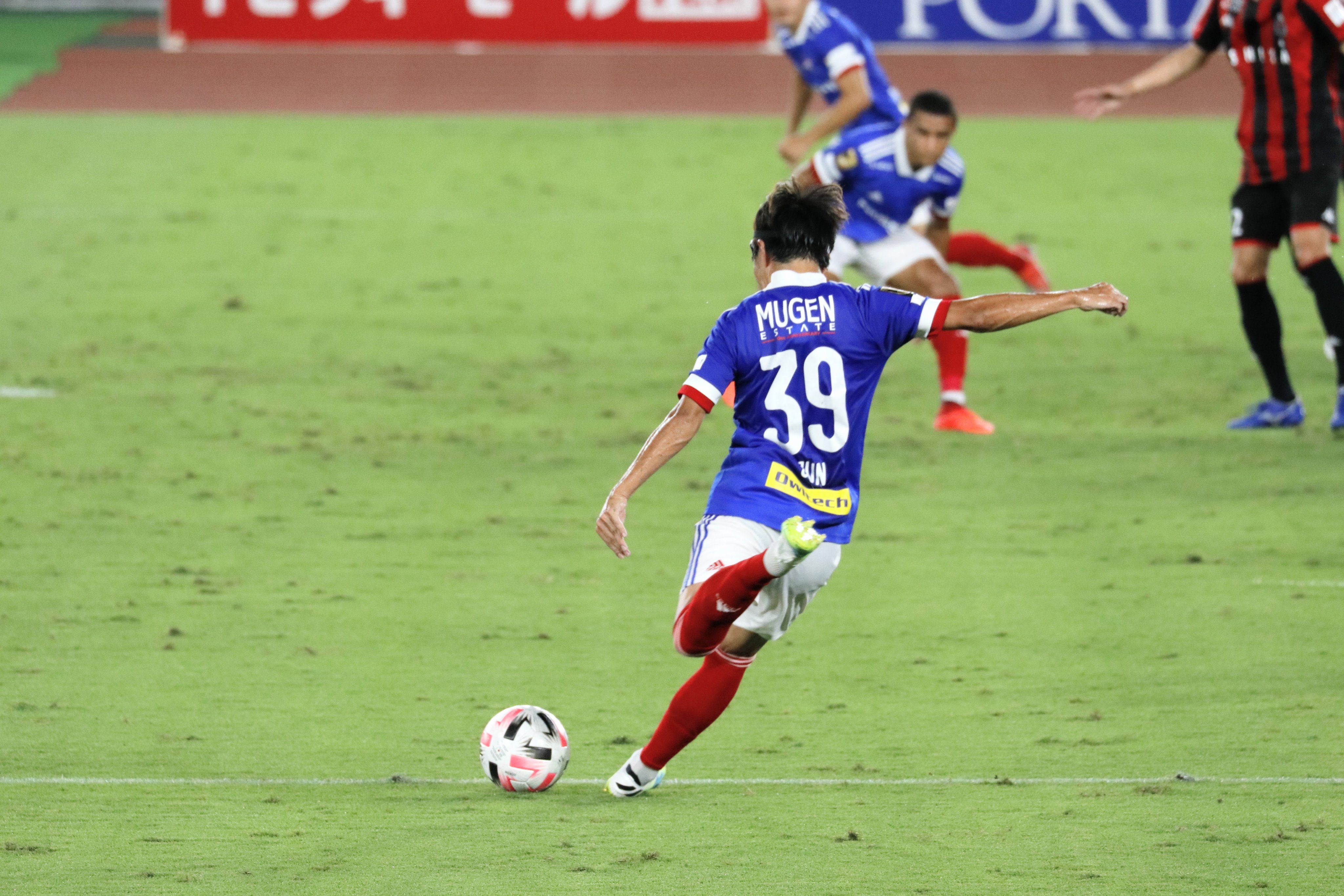 ハチ サッカー写真 キックフォームが綺麗だし 後ろ姿が絵にアマジュン Fmarinos 天野純 T Co Stgochvv3b Twitter