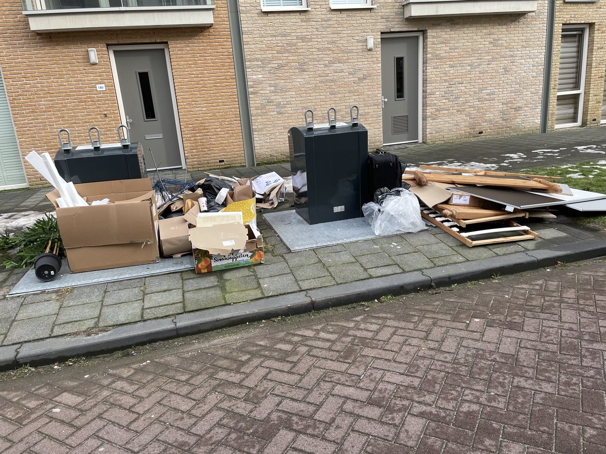 ⁦<a href="/almere/">almere</a>⁩ de nederlandstraat in almere poort, is hier grofvuil al voor gebeld?