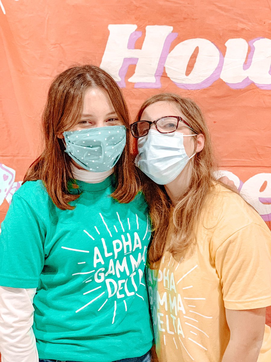 MercerAlphaGam's tweet photo. ℍ𝕠𝕨 𝕊𝕨𝕖𝕖𝕥 𝕀𝕥 𝕀𝕤 to serve with Alpha Gam sisters 🍭❤️ We had such a great time serving sweet treats and raising money for Fighting Hunger! Thank you to everyone who bought tickets and helped us fight food insecurity! 
#weekofservice #spreadthelove #alphagamserves https://t.co/UPnquYzj43
