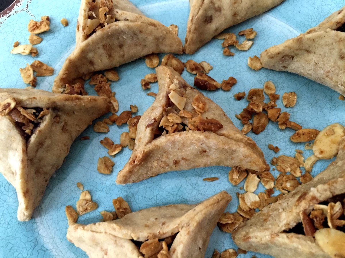 Once upon a time, #hamantaschen only came with 3 poppyseed or jam. Now there's no end to the choices - here's who we have to thank for that
 bit.ly/2Nriz2x