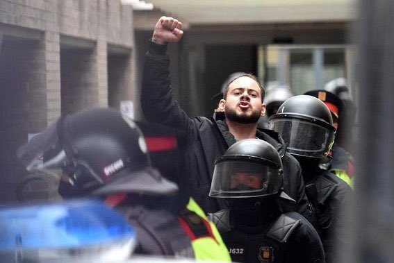 NEREYESM's tweet photo. 🔴 En España detienen al rapero Pablo Hasél porque sus letras "enaltecen el terrorismo" e "injurian a la corona". 

Mientras tanto, hace pocos días se hacían marchas nazis bajo la complicidad de la fuerza pública. 

¿Libertad de expresión? 
#PabloHasel
#LosBorbonesSonUnosLadrones https://t.co/whmN6ddfPN