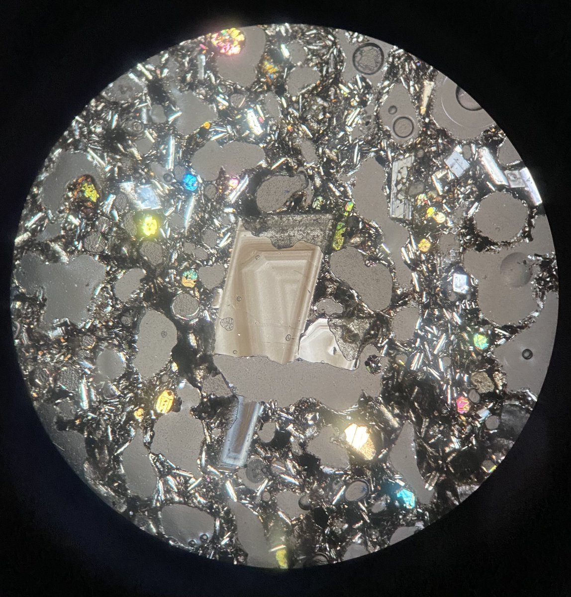 New thin sections from the Devil’s Ink Pot lavas and spatter deposits  🔬

@Earth_Sci_Richy @KatieJPreece @volcano_katy @BGSvolcanology @FabianWadsworth @AscensionVolc