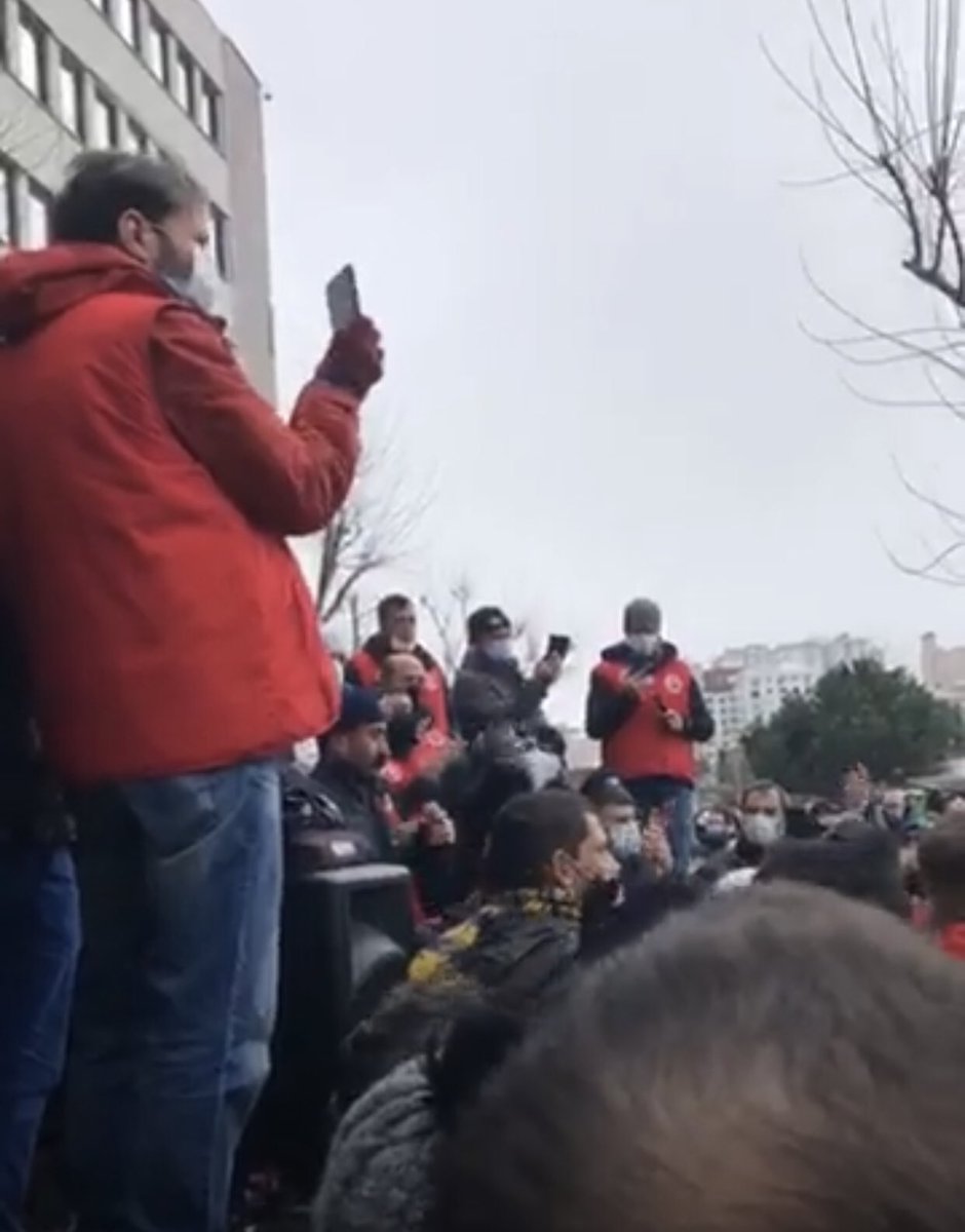 Kadıköy Belediyesi İşçilerinin Grevine ilişkin Belediyenin yaptığı en düşük maaş 4900 küsür açıklamasına işçilerin cevabı: 

“2700 TL maaş alıyoruz, belediye yönetimi bizlere ilk yıl için %7, ikinci yıl için %8 teklif etti. Bize ulaşanlara bordrolarımızı gösterebiliriz”

Yayalım!