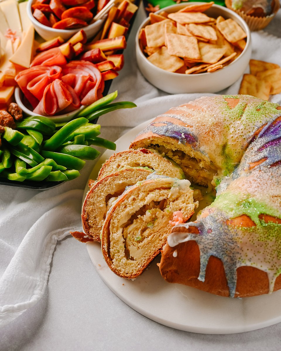 RothCheese's tweet photo. HAPPY MARDI GRAS 💜💛💚  Our friend @breehester made us the most perfect Fat Tuesday-inspired cheeseboard with all things yellow, green, purple &amp; New Orleans with FOUR Roth cheese favorites.

Get the free how-to guide HERE: https://t.co/rXmnWRlXZ2 https://t.co/Noxv8YbwoV