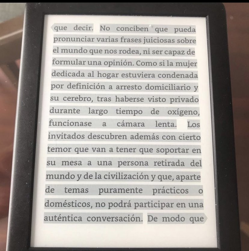 agobiosdemadre's tweet photo. El valor de una persona nunca va a residir en lo que hace. Valemos porque existimos y desde allí decidimos qué tipo de personas queremos ser y qué queremos hacer. Les adjunto un fragmento del libro “Las lealtades” de Delphine De Vigan que muestra cómo nos sentimos  a veces https://t.co/dFGR30PrmW