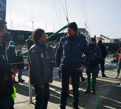 didaccostaVG's tweet image. [ FOTOS LLEGADA 📸 ] Uno de los aspectos más bonitos de la Vendeé Globe es el compañerismo entre los participantes🤝

@pipoceanracing, @kojiro_jpn11 y @stephlediraison  todos fueron a felicitar a Didac a su llegada. 

#TeamDidac #vendeeglobe #VG2020 #oneplanetoneocean