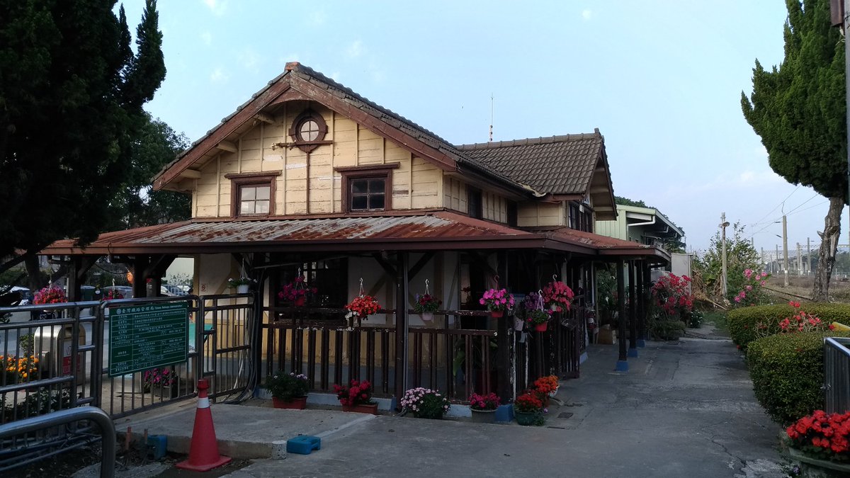 2nd stop: Rinan (日南), the best maintained station. One can see how cute it is. Check also those roof tiles. The space in front of this station has been well refurbished. Local people gather here happily. Both Zhuifen & Rinan are in Taichung area. 3/7