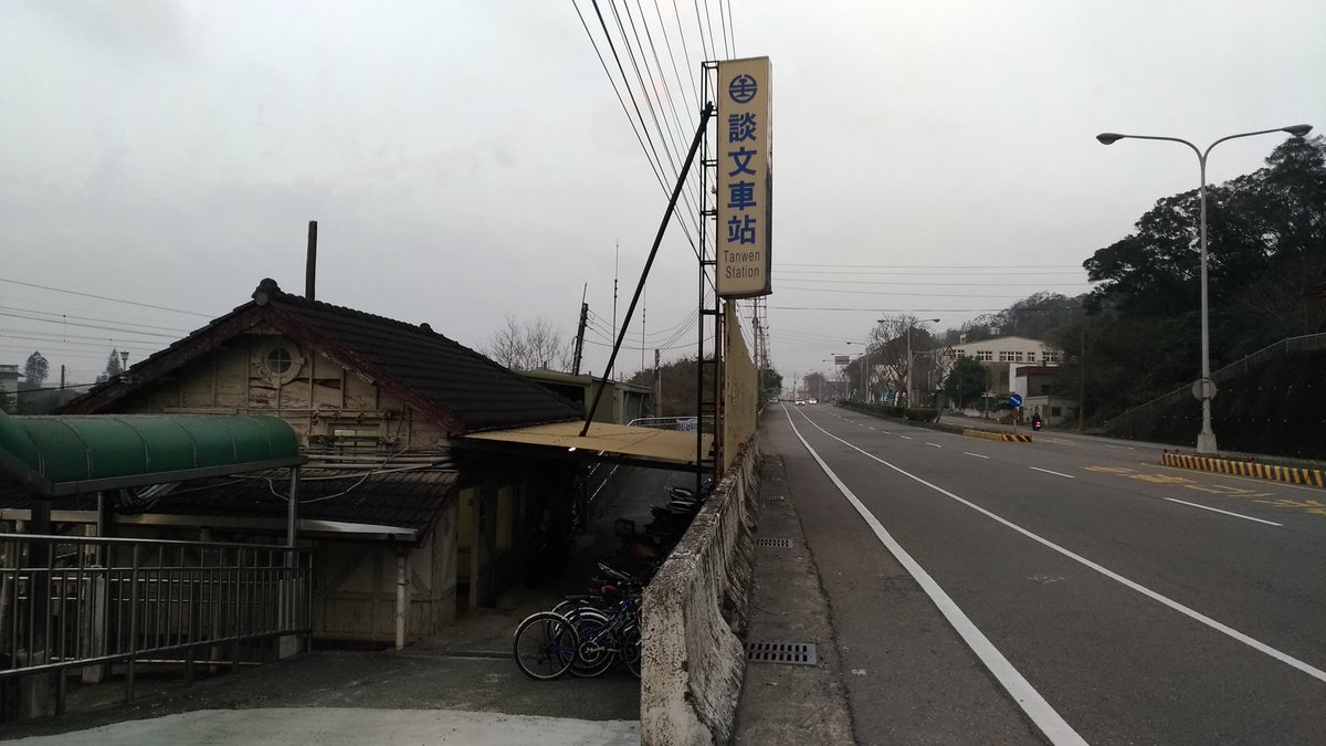 Last stop: Tanwen, the northernmost one. Quite shocked to see the station isn't at the same level as the road anymore! I felt a bit sad to see it very deserted. No TRA agent, no traveller, but a volunteer who measured my temperature. Xinpu, Dashan, & Tanwen are in Miaoli. 6/7