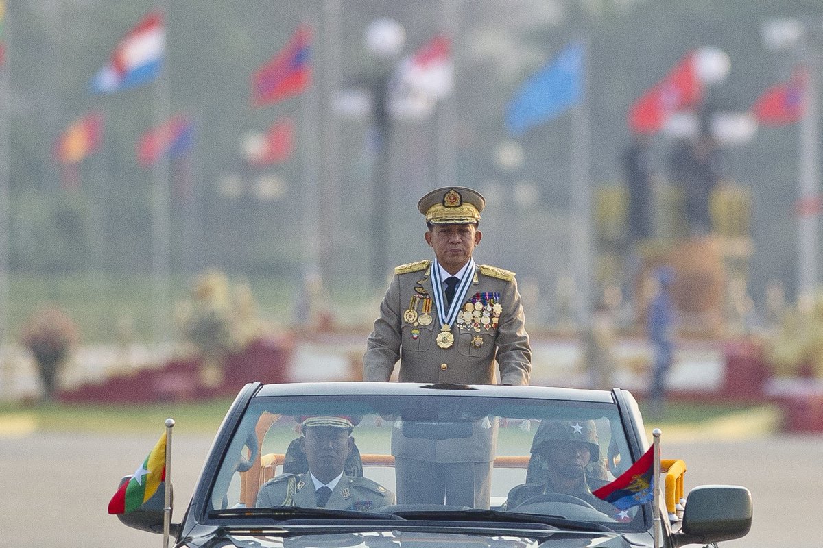 1/9Interesting facts  #MyanmarCoup- #India~Current Myanmar Army General Min Aung Hlaing ws to retire in July this yr. He's 65. Reminds me of the drama around  #Bajwa's extension. Few within Myanmar Army r NOT happy abt Hlaing's extension, jst like it happened in P@k Army.