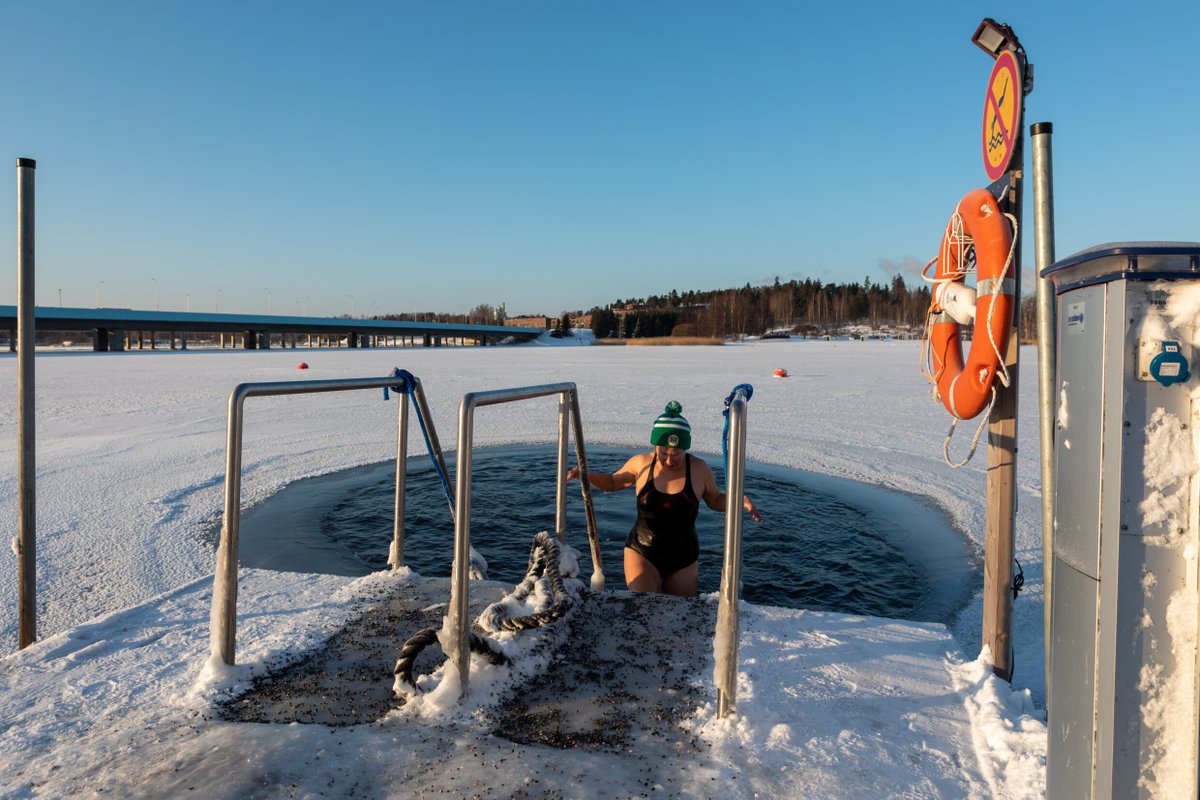 Winter swimming season is well underway in #Helsinki. There’s nothing quite like a wintery dip in the cold sea after a toasty warm sauna! The experience leaves you feeling fantastic and refreshed. #ActiveWinter @myhelsinki 
https://t.co/uoC3p4sSIa https://t.co/BQRLhe22sx