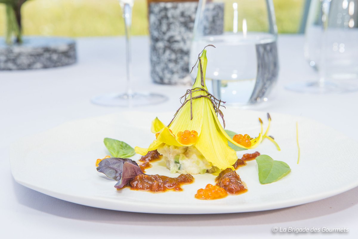 Pas besoin d'étoiles quand on a l'Aubrac ! bit.ly/3dggcKH
Sébastien Bras a renoncé aux trois étoiles du guide Michelin que le restaurant familiale entretenait depuis 20 ans. 

#aveyron #bras #laguiole #aubrac #passion