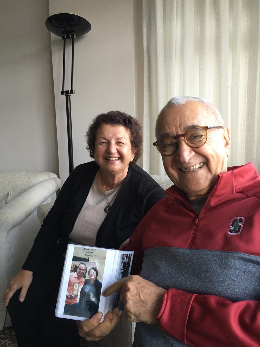 a_serif_izgoren's tweet photo. Bu ülkenin aydınlık yüzüydü. Fil-2'de çağımızın Yunus Emre'si yazmıştım onun için. Işıldadı hep, değer kattı. Mütevazi, bilge, iyi kalpliydi. Hepimizi ileriye taşıdı. En son whatsapp'tan yazıştık o son kitabını yolladı imzalı, ben ona son 2 kitabımı yolladım. https://t.co/htY21TghLC