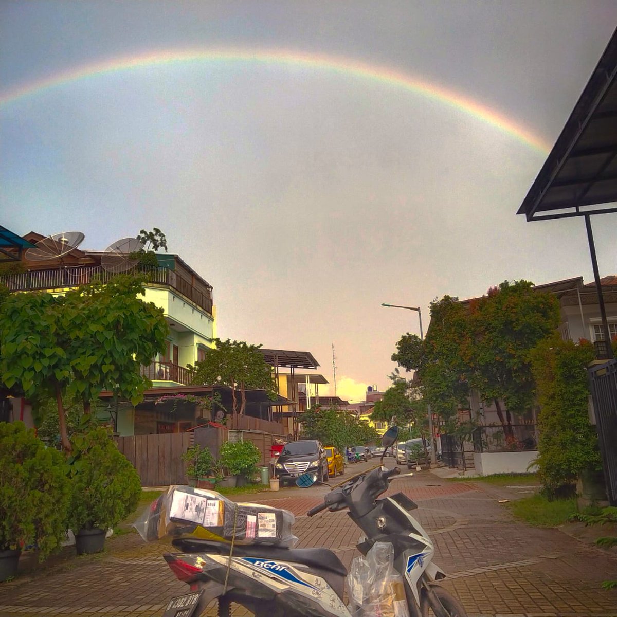 BenDiscreet's tweet photo. Kurir senja 🌈✨🌤️

#kurirsicepat
#sicepatekspress
#goodafternoon https://t.co/ElNLhylvUW