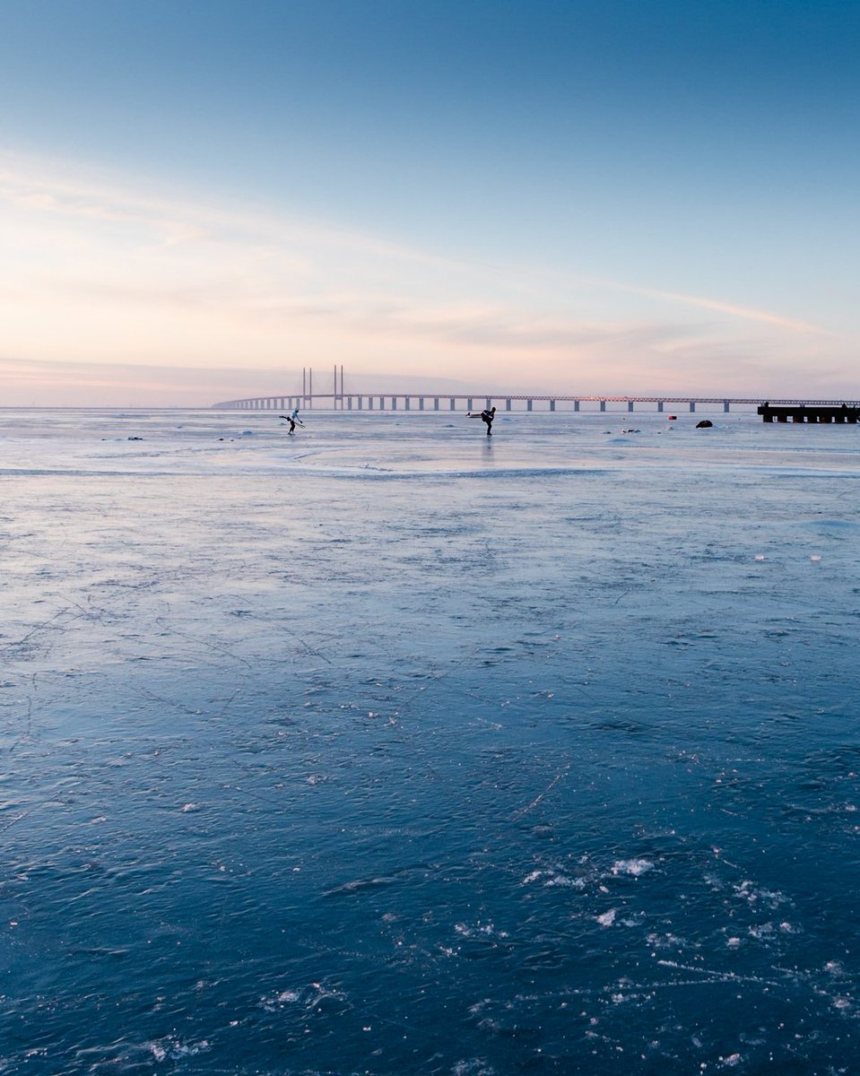 Sunset skating 

#winter #iceskating #photooftheday #malmö #öresundsbron #sunset