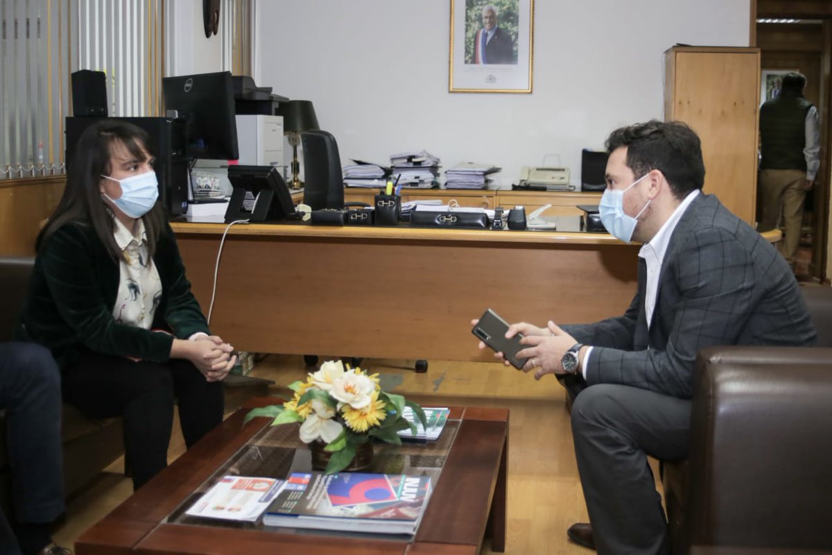 Hoy desde la Región de O'Higgins: directora nacional <a href="/RenataSantander/">Renata Santander Ramírez</a>,  junto al director regional <a href="/injuvohiggins/">INJUV O´HIGGINS</a> Richard Torres, se reunieron con el intendente <a href="/RicardoGuzman/">Ricardo Guzmán</a> para trabajar en los desafíos juveniles en la región de este 2021.