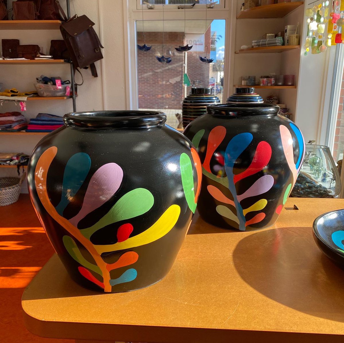 WWRoden's tweet photo. Zoek je nog wat kleur in huis?
Deze vrolijk gekleurde vazen kunnen net dat extra accent geven aan je inrichting.
(Prijs € 42,95 p/st.) #vazen #kleur #kleurrijk #woonaccessoires #roden #bestellenmaar https://t.co/a3s7MFML1f