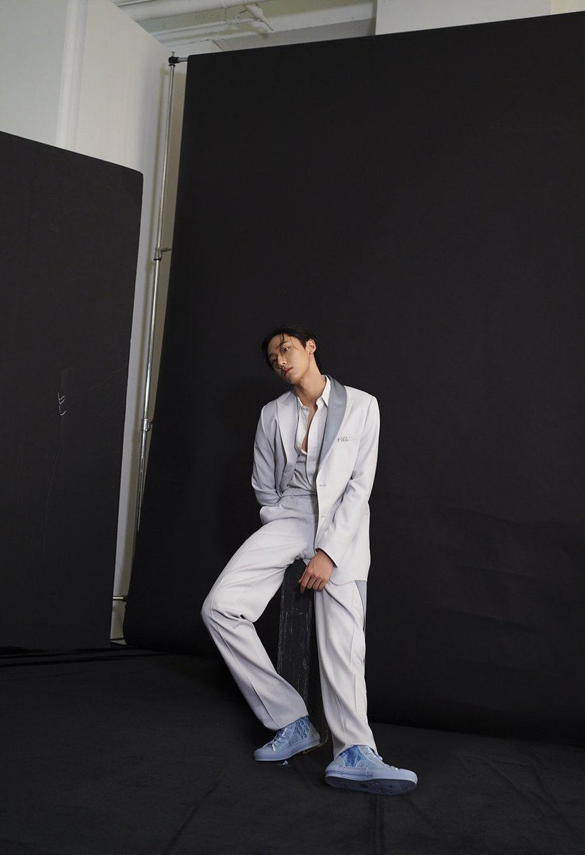 butterdodo_'s tweet image. โดฮยอนกับ esquire ขนาดเบื้องหลังยังปัง ;__;