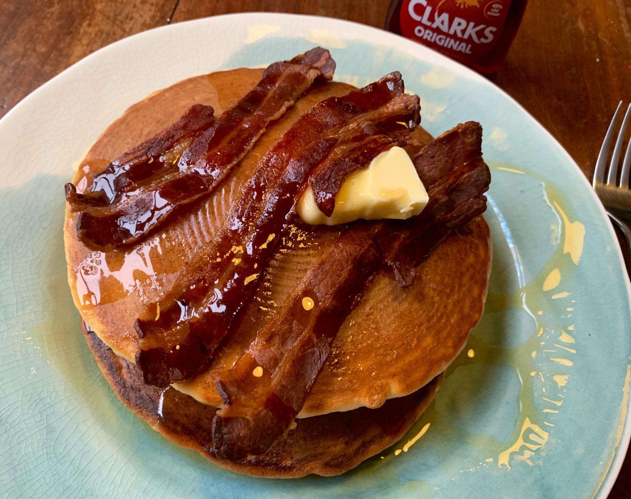 𝖸𝗈 𝖮𝗄𝖺𝖽𝖺 本日イギリスはパンケーキデー クレープみたいに薄いイギリス式もいいけど ふかふかのアメリカ 式ホットケーキを作ってみた メイプルシロップたっぷりと かりかりベーコン この組み合わせやっぱ美味しいねえ T Co Pzuvelyone