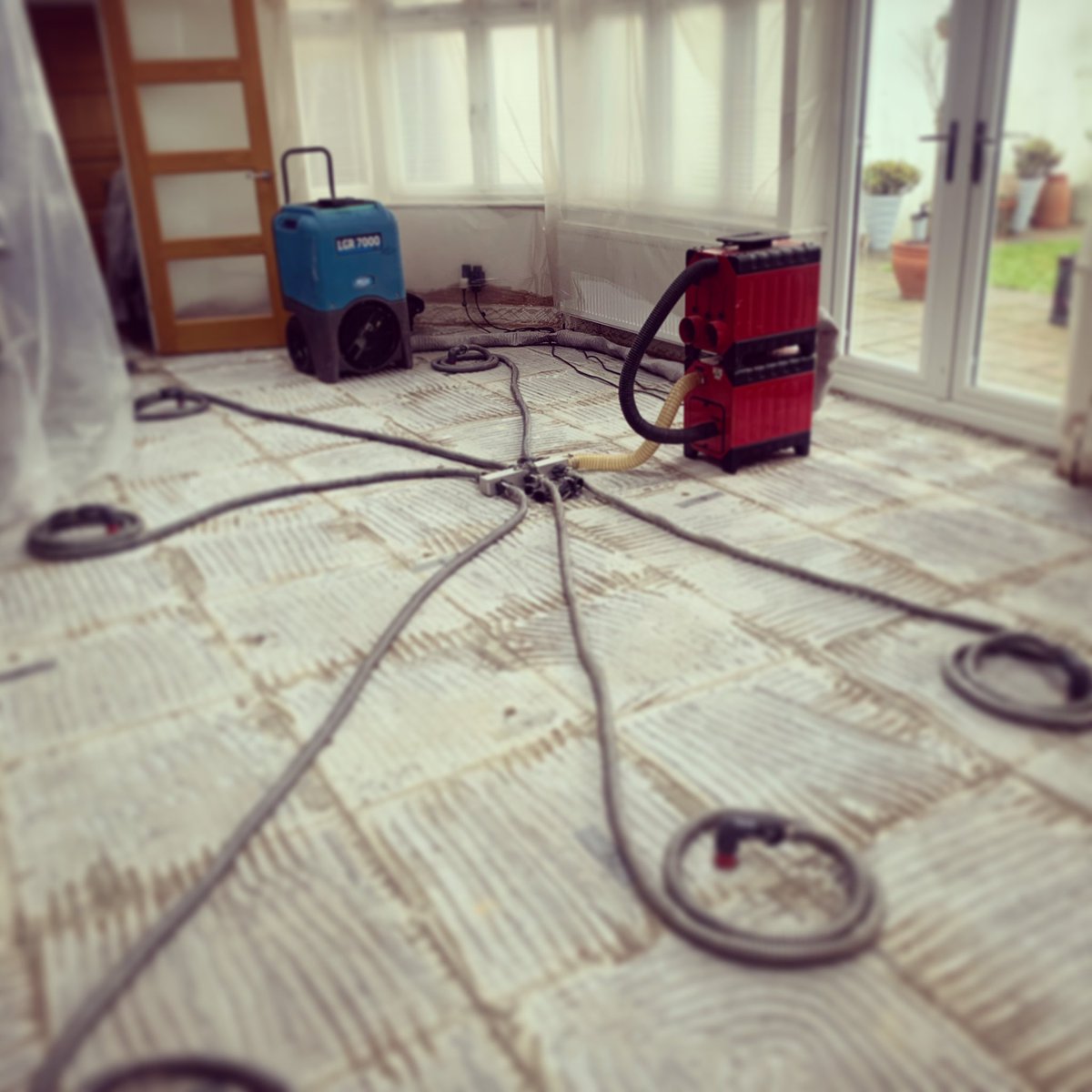 ChrisBDMATech's tweet image. Recently on investigation we found elevated moisture reads below the insulated slab on a domestic EOW. We returned today to set up a pressure drying system and managed to get nearly 4mph wind speed in the holes thanks to @Corroventauk1 T4 paired with the A4 #Corroventa 💨💨💨