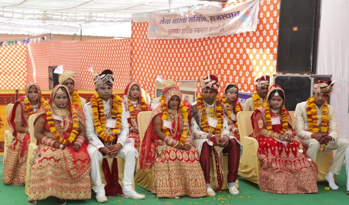 sewa_bharti's tweet image. #sewabharti निर्धन परिवारों की सेवा व सामाजिक समरसता हेतु विवाह संस्कार के आयोजन में अनावश्यक प्रदर्शन एवं अपव्यय से दूर आदर्श उपस्थित करने 10 जातियों के
इस सर्वजातीय सामुहिक विवाह समारोह में #intercast वर-वधु
जाट-अग्रवाल
मेहरा-कीर 
वैष्णव-बैरवा 
कोली-राजपूत 
स्वामी-नायक