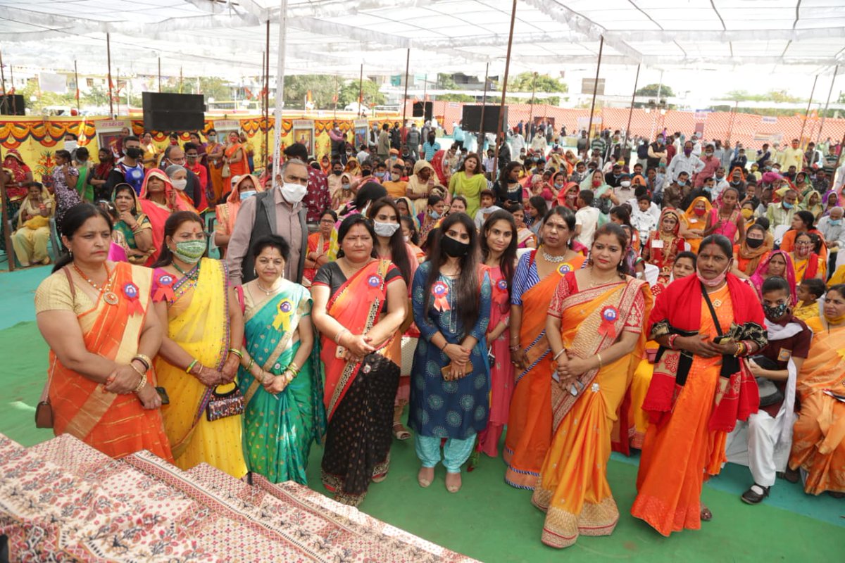 sewa_bharti's tweet image. #sewabharti निर्धन परिवारों की सेवा व सामाजिक समरसता हेतु विवाह संस्कार के आयोजन में अनावश्यक प्रदर्शन एवं अपव्यय से दूर आदर्श उपस्थित करने 10 जातियों के
इस सर्वजातीय सामुहिक विवाह समारोह में #intercast वर-वधु
जाट-अग्रवाल
मेहरा-कीर 
वैष्णव-बैरवा 
कोली-राजपूत 
स्वामी-नायक