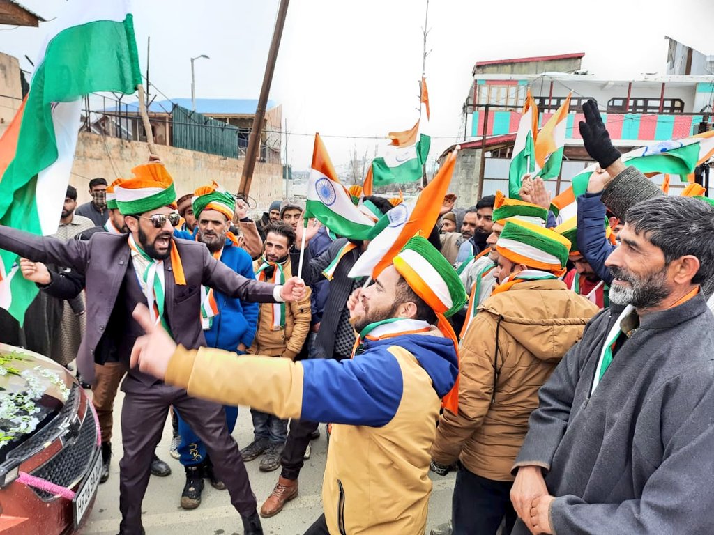 TheHangul_'s tweet photo. Pic 1 : Ye ham hai. 

Pic 2 : Ye hamara Flag hai. 

Pic 3 : Ye hamari #pawrihoraihai .

#NayaKashmir #JaiHind https://t.co/Y4IgB3PBsK