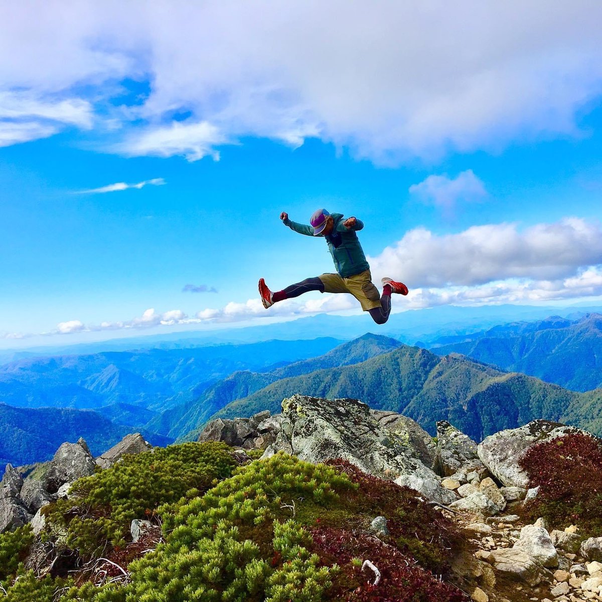 When we say jump,you say?
As high as these japanese summits.

Jumper:@naosugai

#GlobeJumpers#KeepJumping