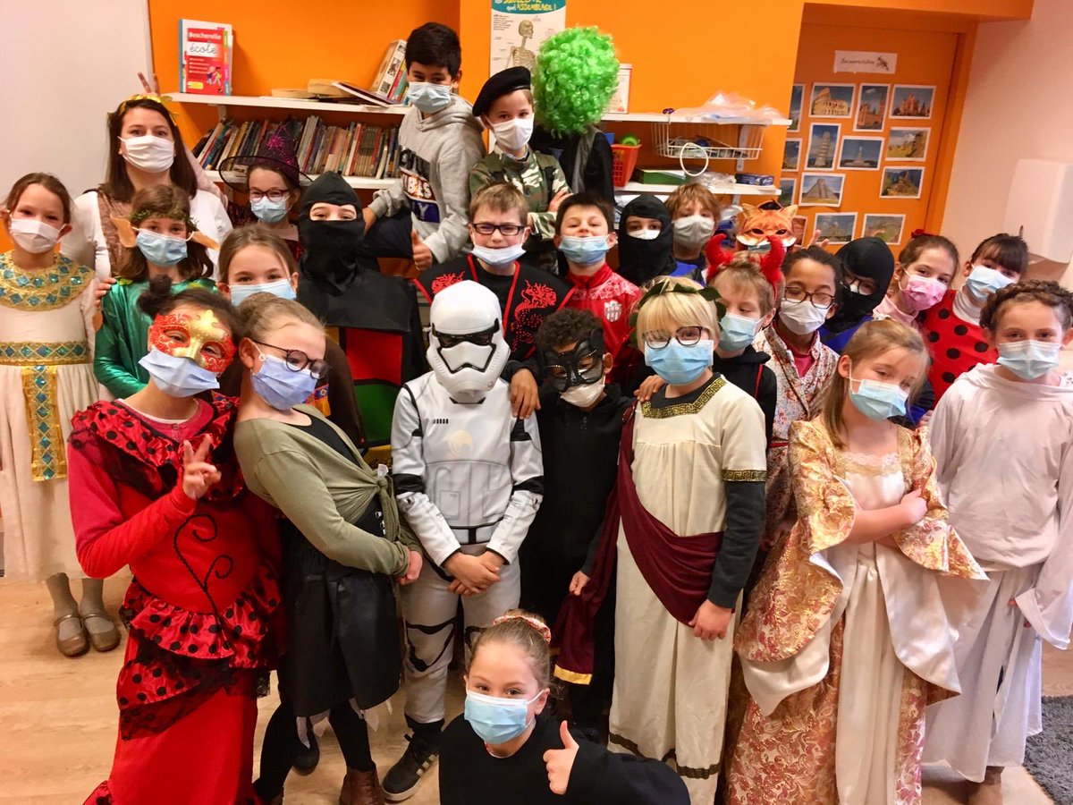 CaenEcole's tweet photo. Aujourd’hui pour mardi gras, petits et grands se sont déguisés ! Cela fait du bien de la couleur et de la gaité ces jours-ci... https://t.co/Xal6qx2DmQ