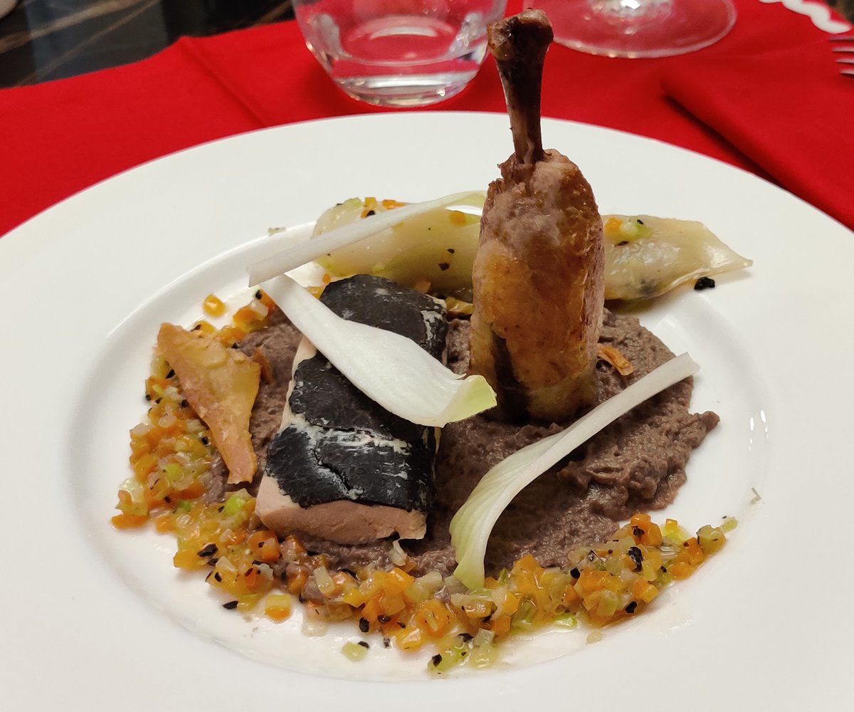 This weekend we ordered a "Genussbox" from the Petit Amour restaurant. Cooking and presenting the dishes was fun, and the result was above our expectations!