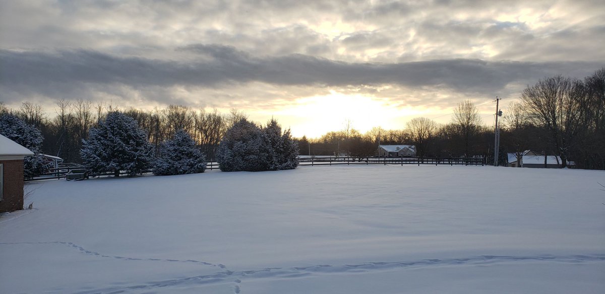 justinrbuchanan's tweet photo. Sunrise over snowpocalypse https://t.co/fBXzEaXjK8