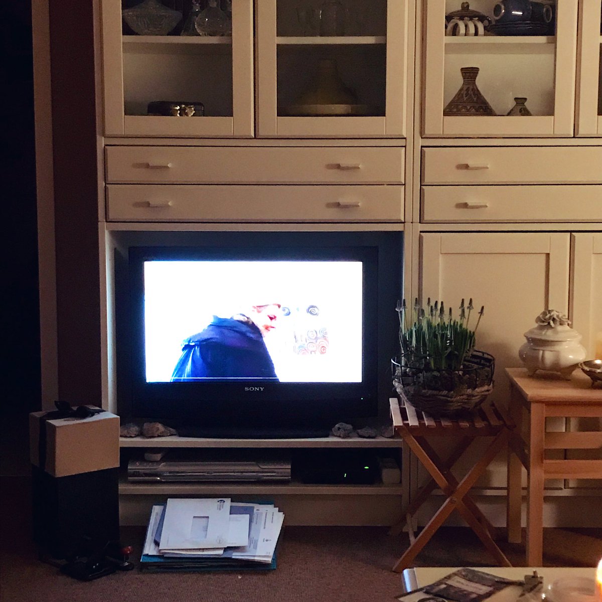 josephiensierag's tweet photo. 21.00 uur: Ik #protesteer, ik zit op de bank en kijk tv 👊🏻🫖🍿
#Avondklok #ikblijfvanavondbinnen
#ikblijfthuis #naastenliefde #OpDeBankTegenWillemEngel https://t.co/hcRuidTMcZ