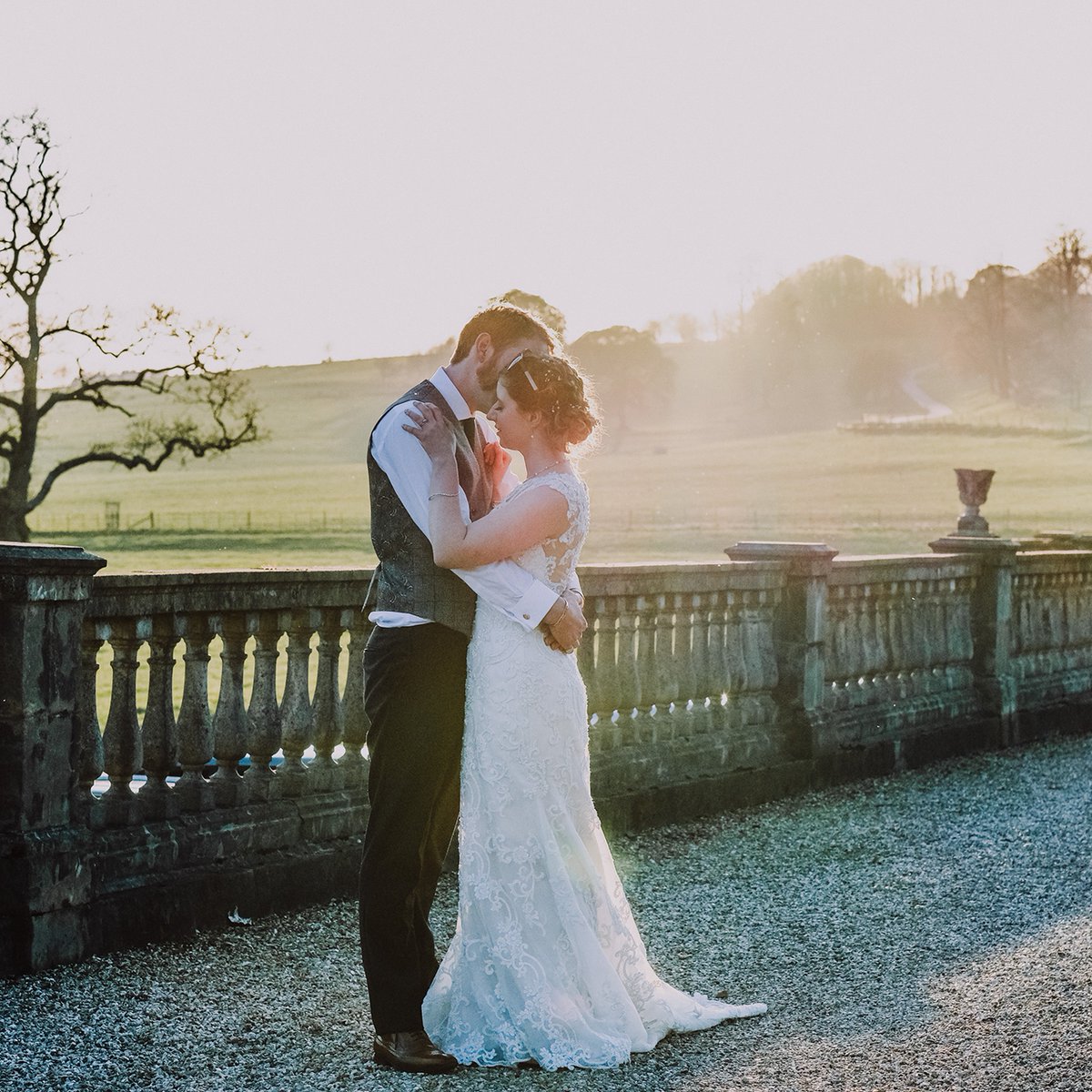 Castlehilldevon's tweet image. The most dreamy backdrop for an intimate or a WOW wedding. We cannot wait to see our beautiful brides and grooms get married in the (hopefully near 🤞)future... 

#devonweddingvenue #outdoorweddings #intimateweddings #brideandgroom #happilyeverafter #weddinggoals #castlewedding