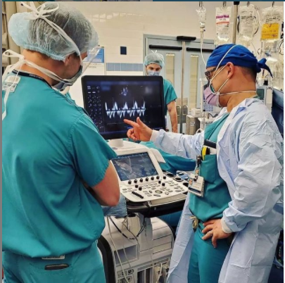 AbaPhysicians's tweet photo. Happy #TagUsTuesday! Today's feature is from @JeffAnesthesia. 
📷: #cardiac attending Kent Berg, M.D. (right) teaching CA-2 Charlie Defrancesco, M.D. (left) the ins and outs of transesophageal echocardiography. #Anesthesiology #AnesthesiaResidency https://t.co/iZw4V4N6cu