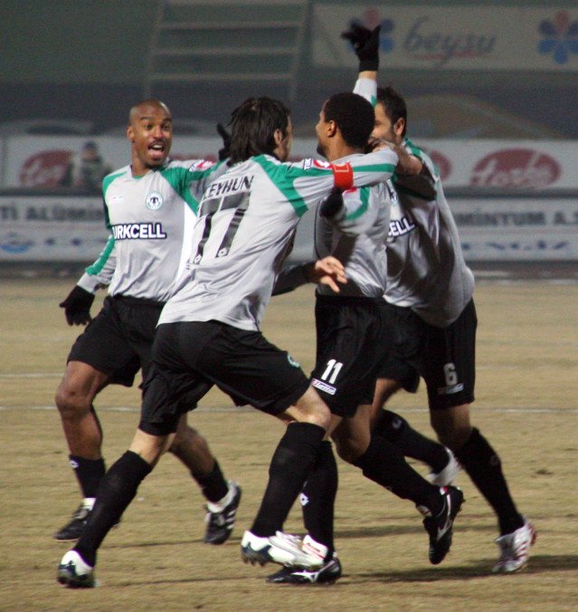 Konyasporumuzun nadir giydiği gri forma ile bir maçtan kare.Hatırlayanlar Rakip ve golümüzü atan futbolcumuzu yazabilir.🤔