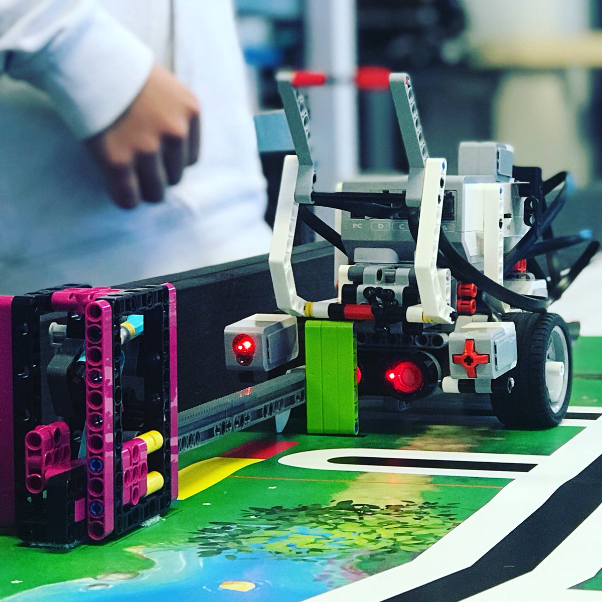 Voorbereiding #firstlegoleague veilig op anderhalve meter. De eerste missies zijn getest...#firtslegoleague2021 #progress @X11Utrecht