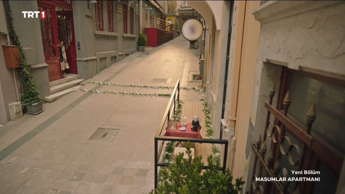 Korkarak  yürüdüğün yolda sevdiğinin  ve papatyaların olması. #MasumlarApartmanı