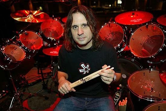 All wish a happy birthday to the double bass drum god Dave Lombardo.
FUCKING SLAAAAAYEEEER!!!! 